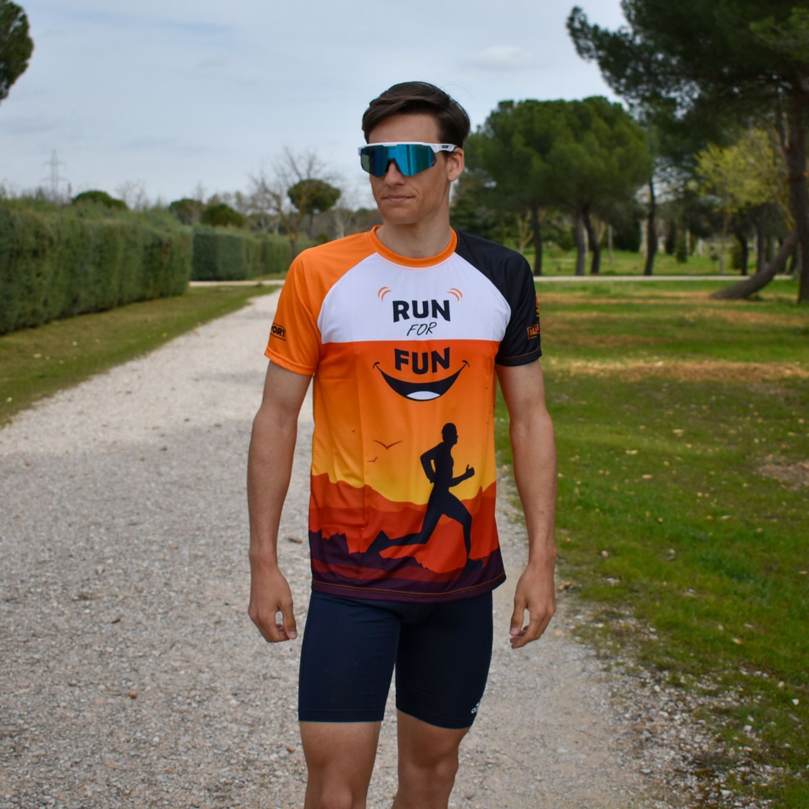 Imagen de hombre vistiendo camiseta deportiva en tonos naranja con el texto RUN FOR FUN para la portada de la categoría camisetas running hombre.