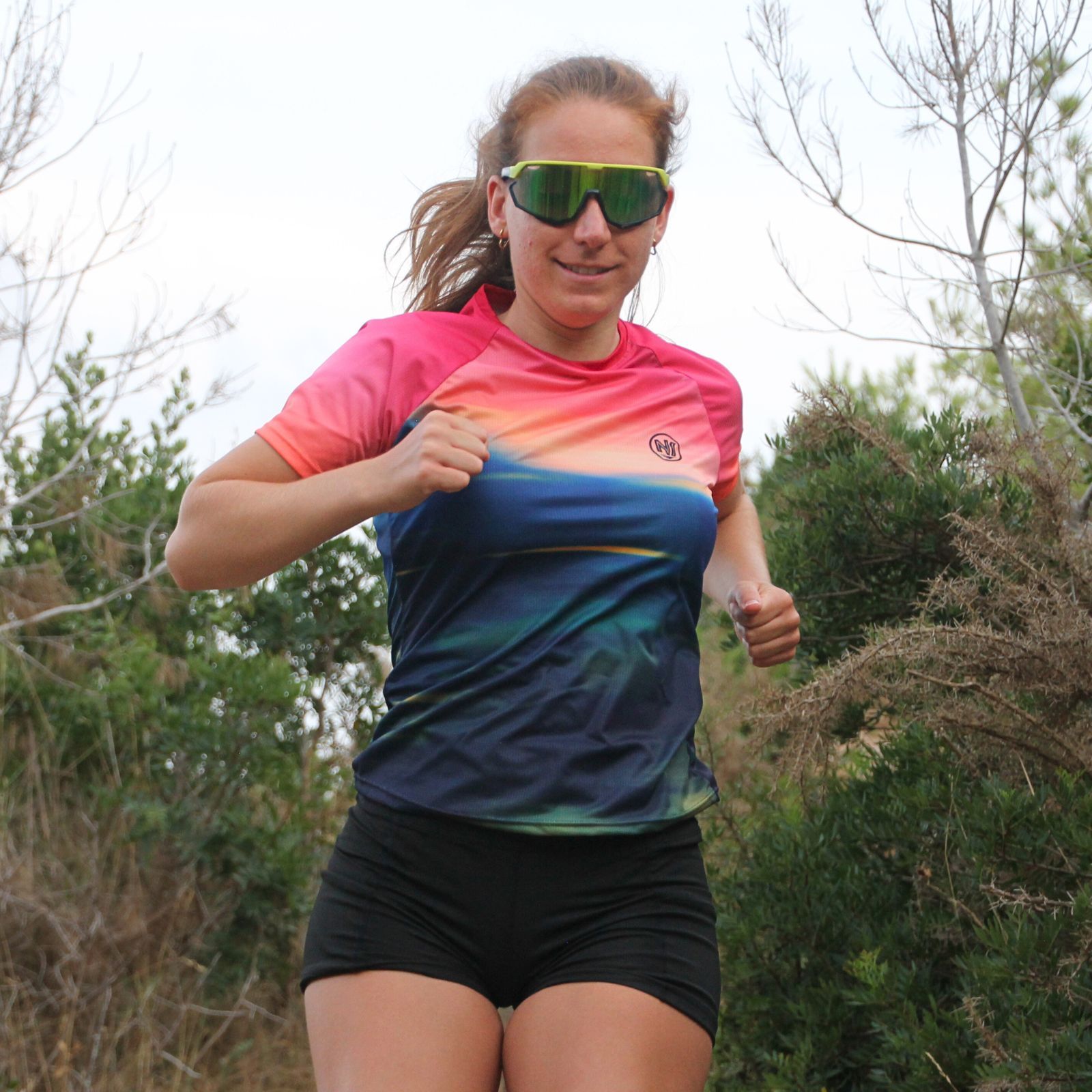 Imagen de mujer corriendo para la portada de la categoría camisetas running mujer