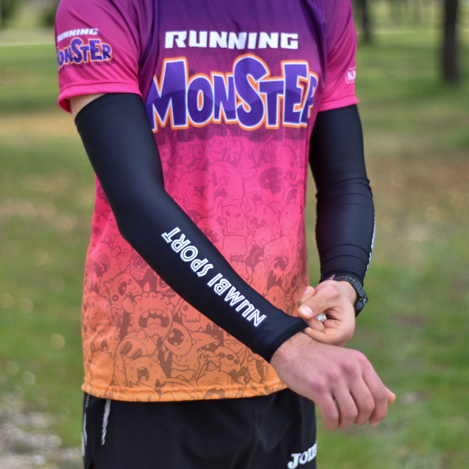 Imagen de manguitos negros para la portada de la categoría complementos para running