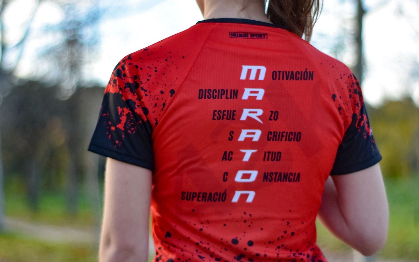 El poder oculto de las frases motivadoras en tu ropa de running