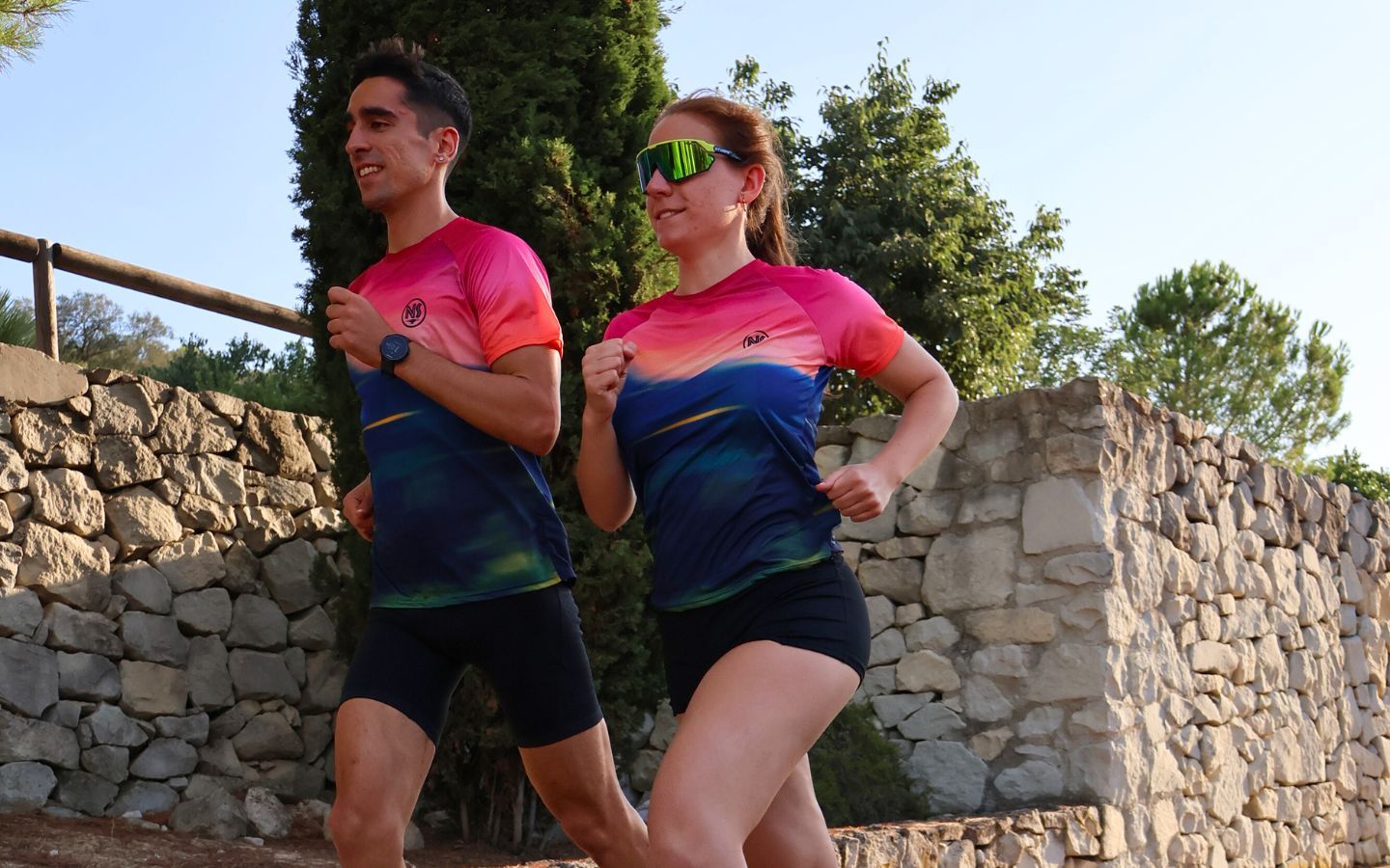 chico y chica corriendo para superar el síndrome postvacacional